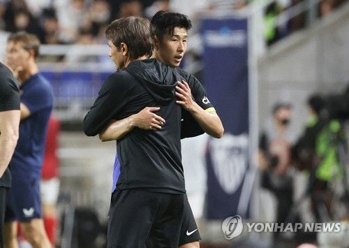 포옹하는 손흥민과 콘테 감독[연합뉴스 자료사진]